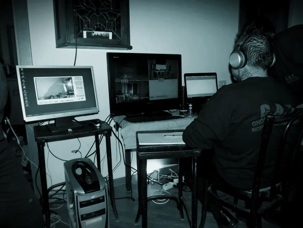 Il team G.A.T. durante un'indagine notturna